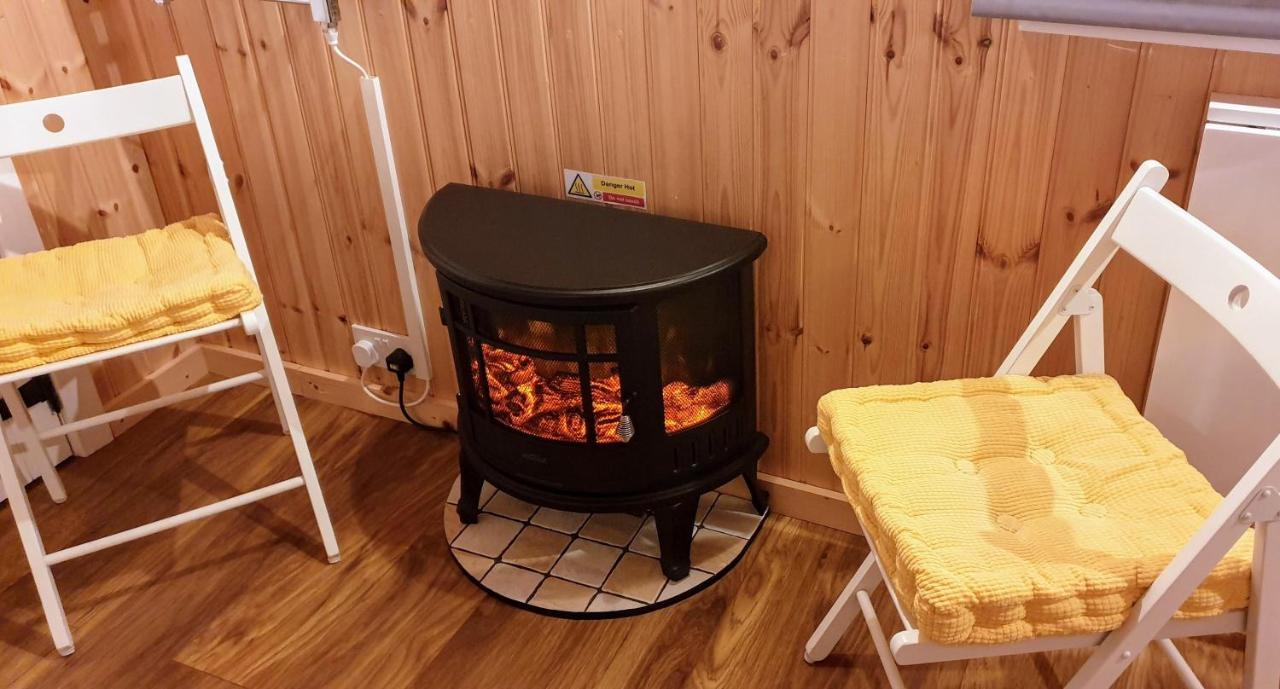 Small Cozy Shepherd Hut 20 By 7 Feet With Boxed In High Double Bed Балмакара Екстериор снимка