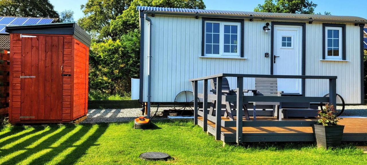 Small Cozy Shepherd Hut 20 By 7 Feet With Boxed In High Double Bed Балмакара Екстериор снимка
