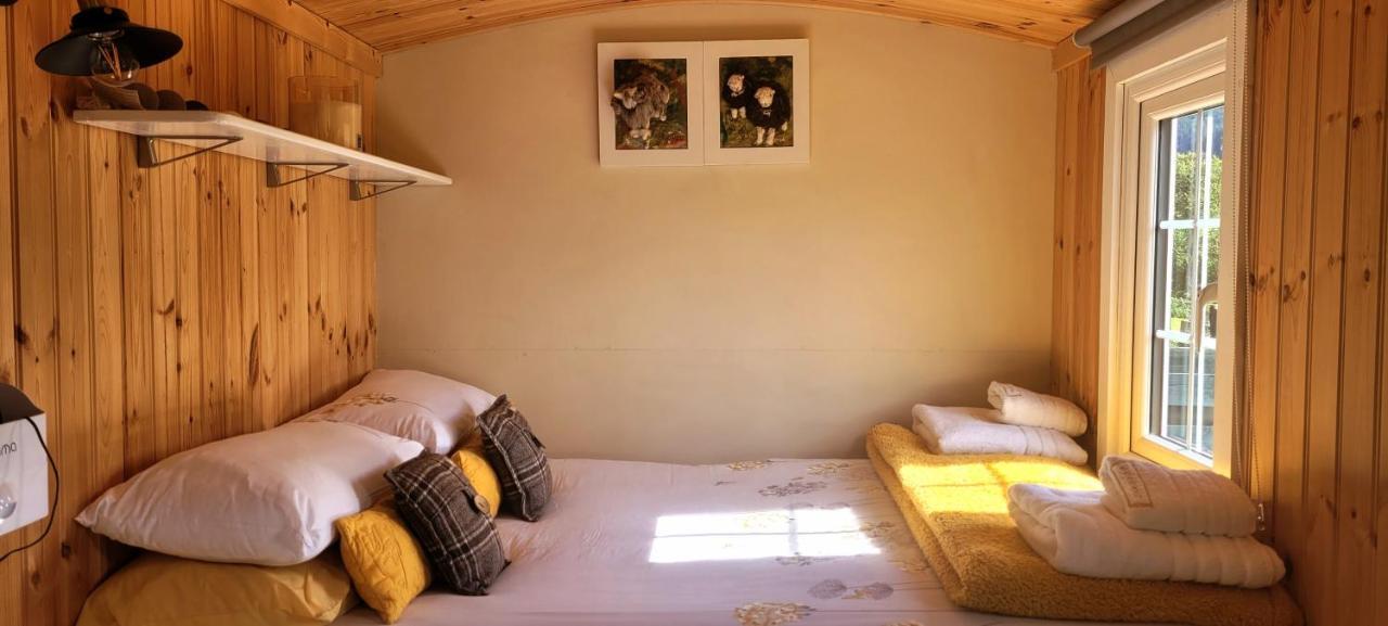Small Cozy Shepherd Hut 20 By 7 Feet With Boxed In High Double Bed Балмакара Екстериор снимка